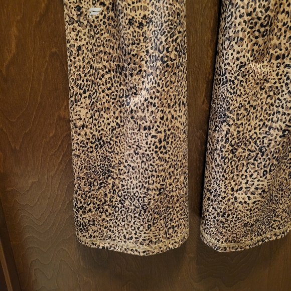 NWT Fabletics Leopard Print Flare Leggings - Picture 5 of 11
